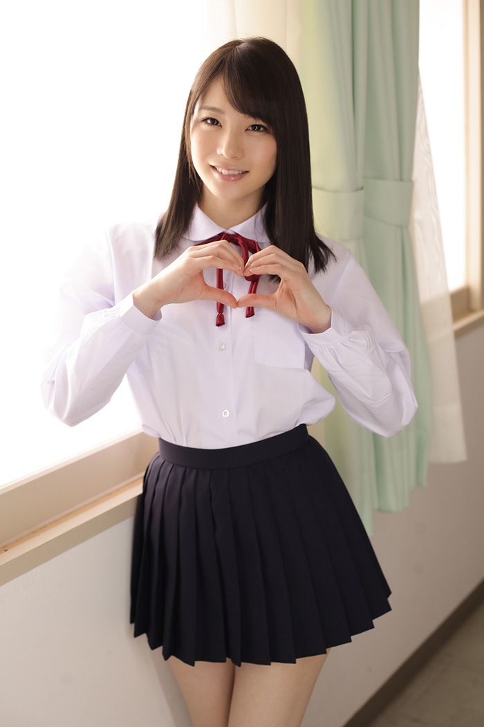 铃村爱里写真图集—穿着透明制服的义务学园活动。