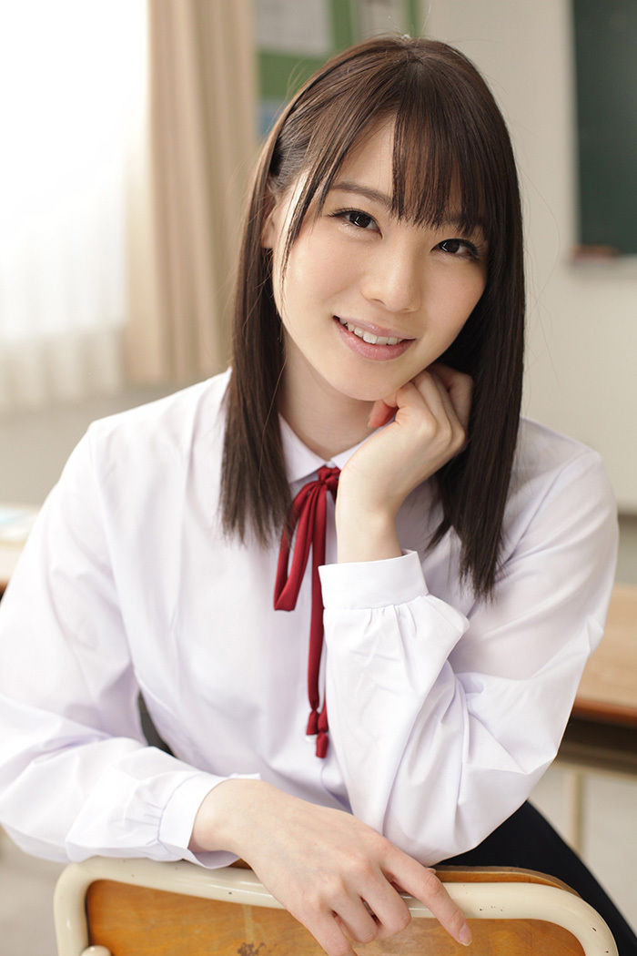 铃村爱里写真图集—穿着透明制服的义务学园活动。