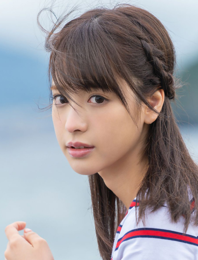 海边嬉戏的少女