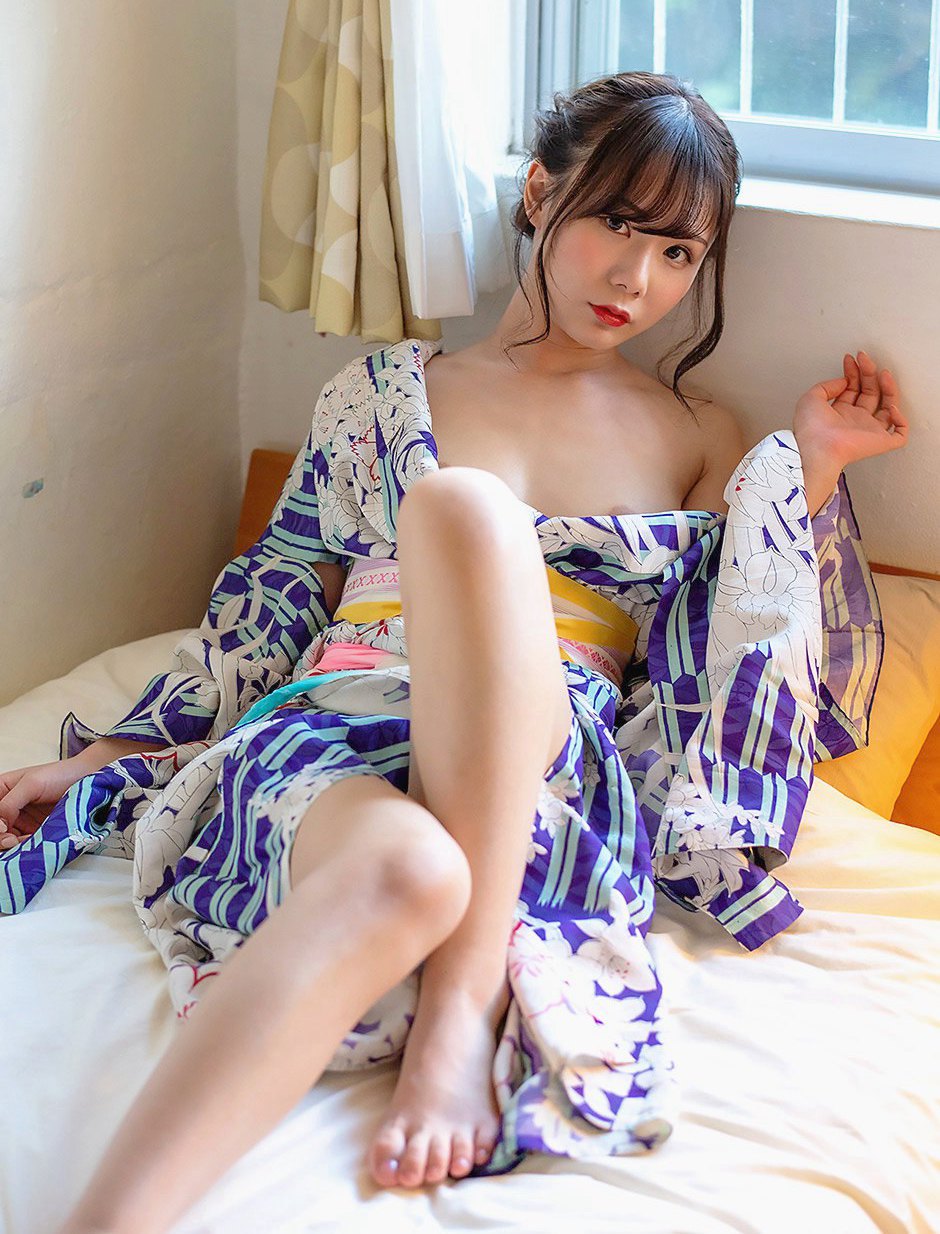 穿和服的苗条女神