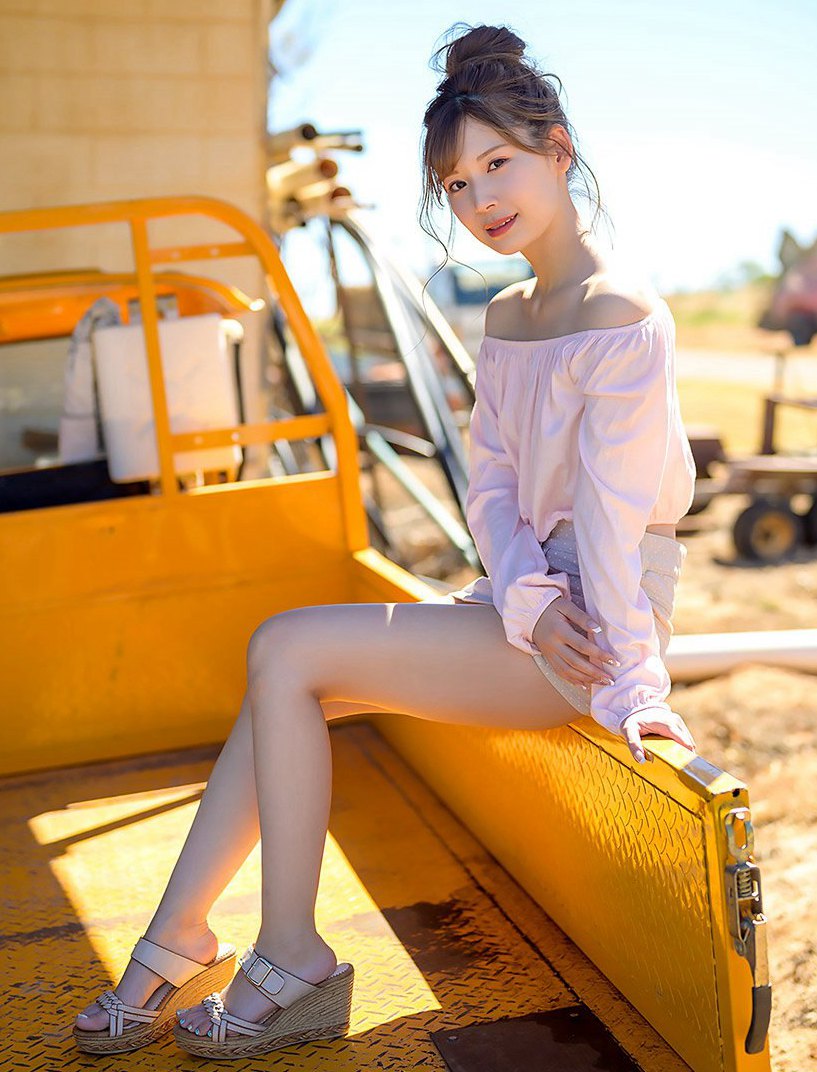 穿粉色露肩裙的可爱女孩