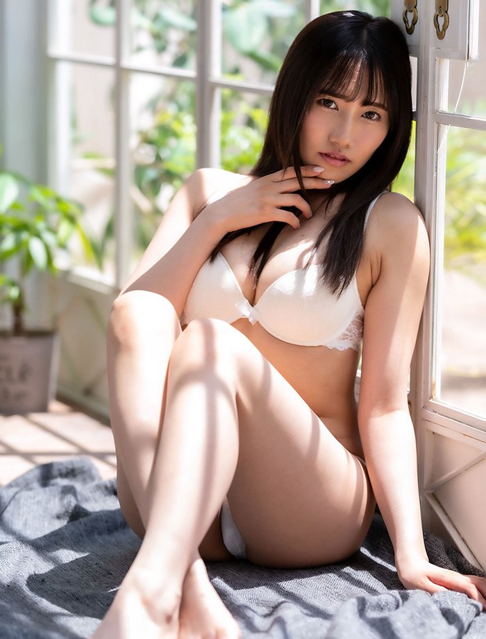 拥有光滑曲线美的完美身材的漂亮姐姐